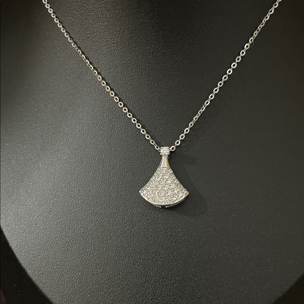 New Elegant 925 Sterling Silver Pendant Necklace Moissanite & CZ